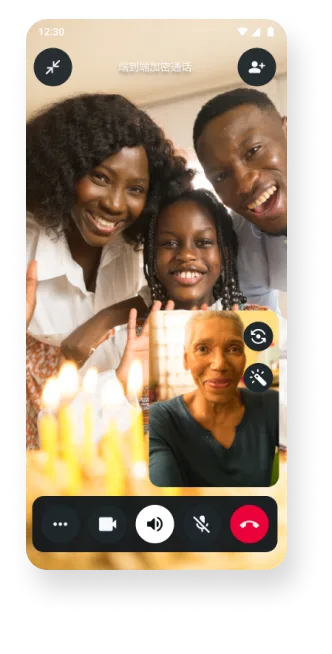 端到端加密视频通话截屏，显示了一位男性通过视频通话与家人沟通交流